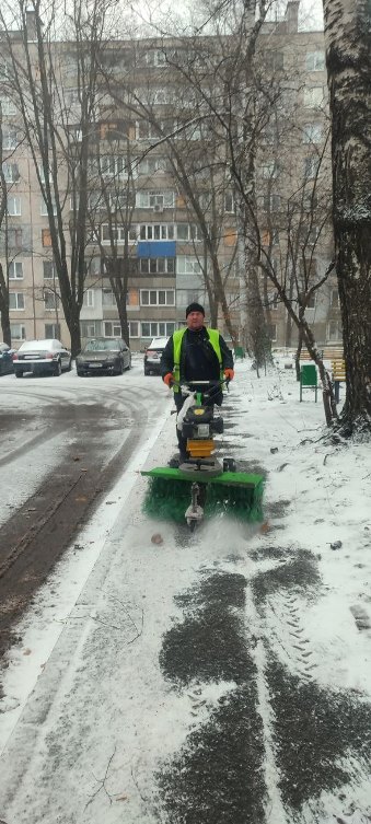 Комунальні служби усувають наслідки шквального вітру та снігопаду в Харкові